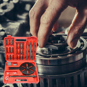 Set di attrezzi per frizione auto in valigetta rossa, mano che lavora su ingranaggio. Kit riparazione veicoli, manutenzione meccanica, accessori auto.