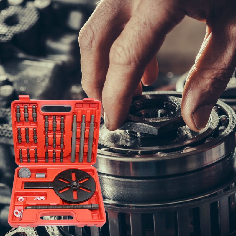 Set di attrezzi per frizione auto in valigetta rossa, mano che lavora su ingranaggio. Kit riparazione veicoli, manutenzione meccanica, accessori auto.