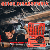 Meccanico sotto auto con set attrezzi smontaggio rapido, cassetta rossa, chiavi e accessori. Riparazione auto, manutenzione veicoli, officina.