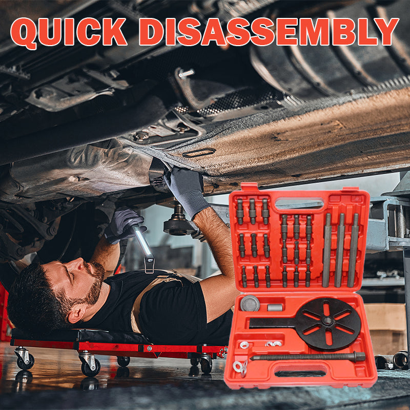 Meccanico sotto auto con set attrezzi smontaggio rapido, cassetta rossa, chiavi e accessori. Riparazione auto, manutenzione veicoli, officina.