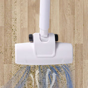 Aspirapolvere bianco su pavimento in legno chiaro, rimuove polvere e sporco. Pulizia efficiente, accessorio domestico essenziale.