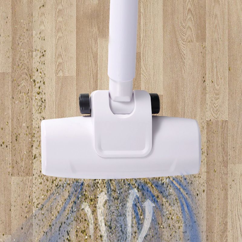 Aspirapolvere bianco su pavimento in legno chiaro, rimuove polvere e sporco. Pulizia efficiente, accessorio domestico essenziale.