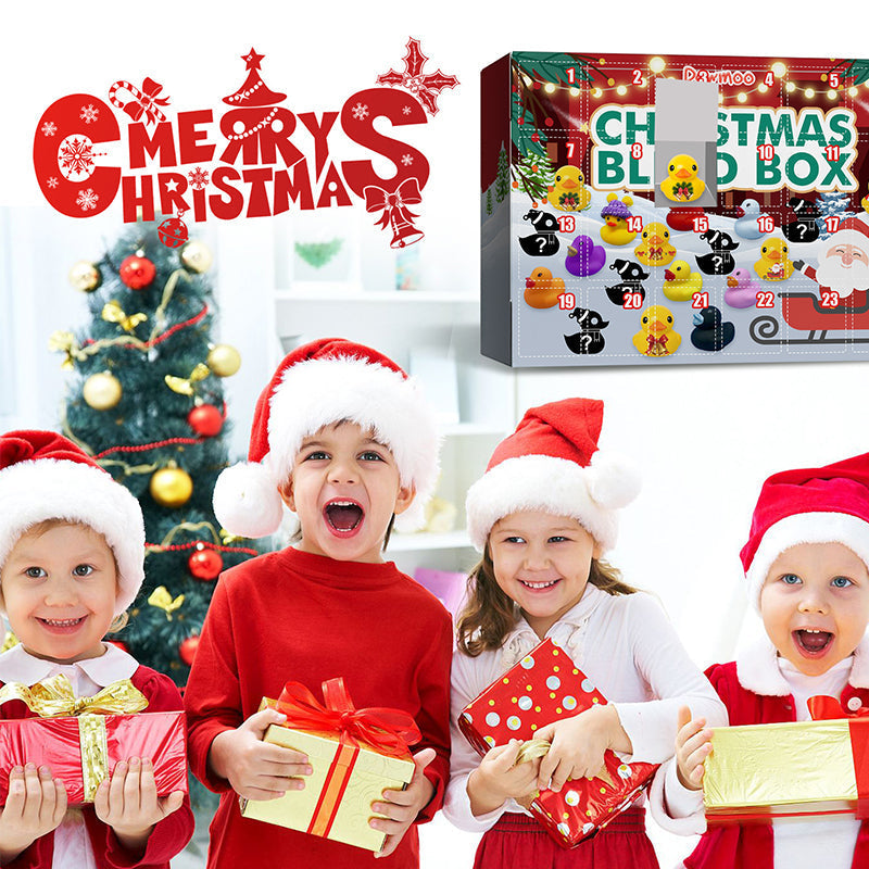 Bambini felici con cappelli di Babbo Natale e regali davanti a un albero di Natale, calendario dell'avvento con paperelle, decorazioni natalizie.