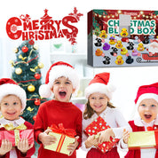 Bambini felici con cappelli di Babbo Natale e regali davanti a un albero di Natale, calendario dell'avvento con paperelle, decorazioni natalizie.