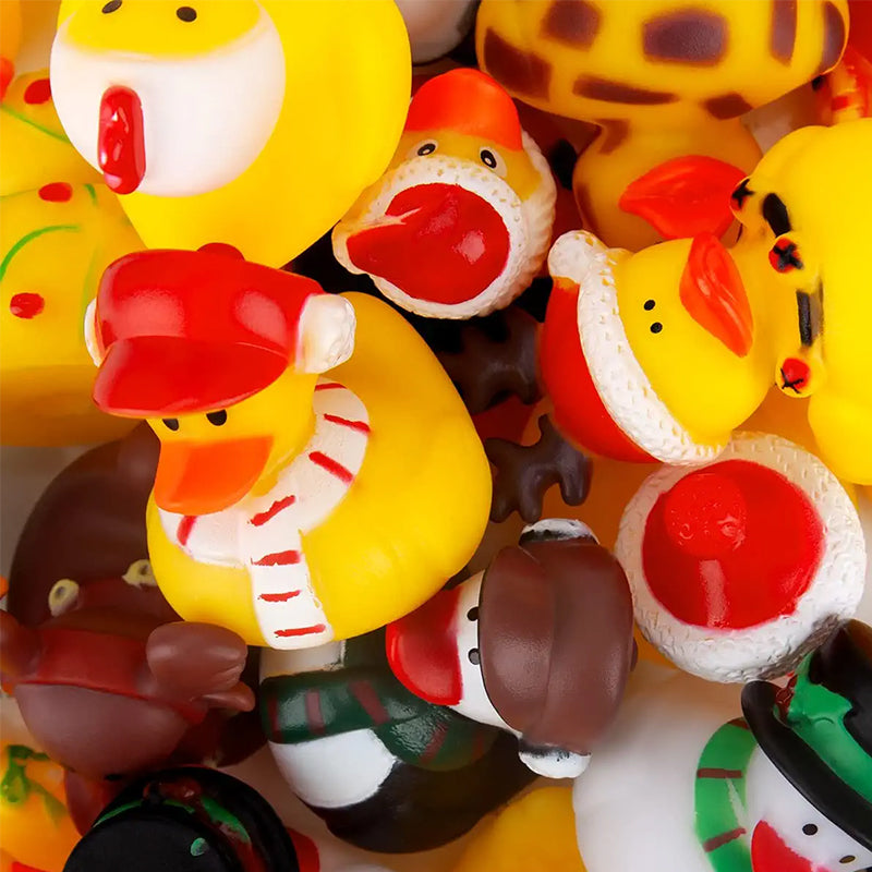 Anatre di gomma natalizie colorate con cappelli e sciarpe, tema festivo. Giocattoli per bambini, decorazioni natalizie, anatre gialle.