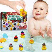 Bambino in vasca con paperelle di gomma natalizie, calendario avvento sullo sfondo. Giocattoli da bagno, regali di Natale per bambini.