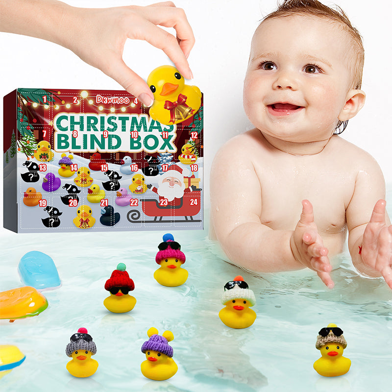 Bambino in vasca con paperelle di gomma natalizie, calendario avvento sullo sfondo. Giocattoli da bagno, regali di Natale per bambini.