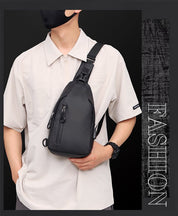 Uomo con borsa a tracolla nera, camicia beige, orologio nero, sfondo nero. Accessorio moda maschile, stile casual, tendenza 2023.