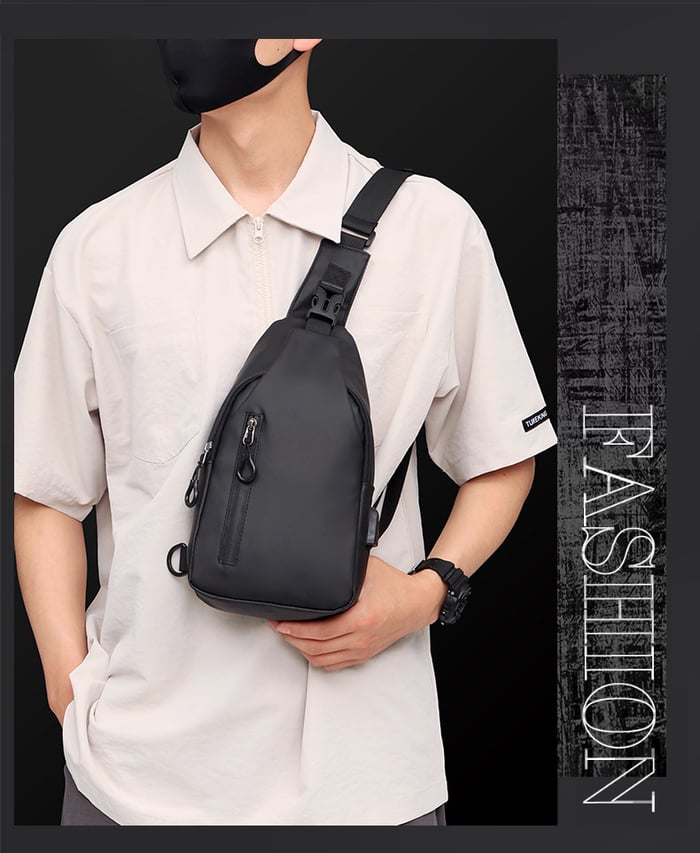 Uomo con borsa a tracolla nera, camicia beige, orologio nero, sfondo nero. Accessorio moda maschile, stile casual, tendenza 2023.