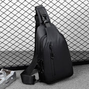 Zaino monospalla nero in pelle sintetica, design moderno, con cerniere multiple, ideale per uomo, perfetto per viaggi e uso quotidiano.