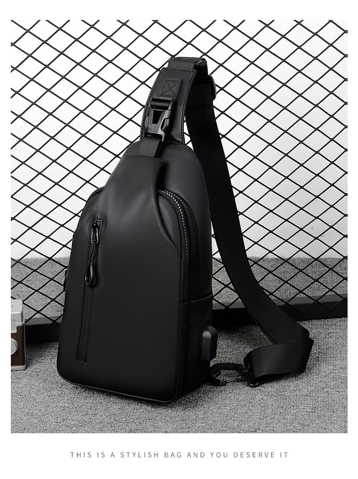 Zaino monospalla nero elegante, design moderno, con cerniera frontale e tracolla regolabile, ideale per uomo, perfetto per viaggi e uso quotidiano.