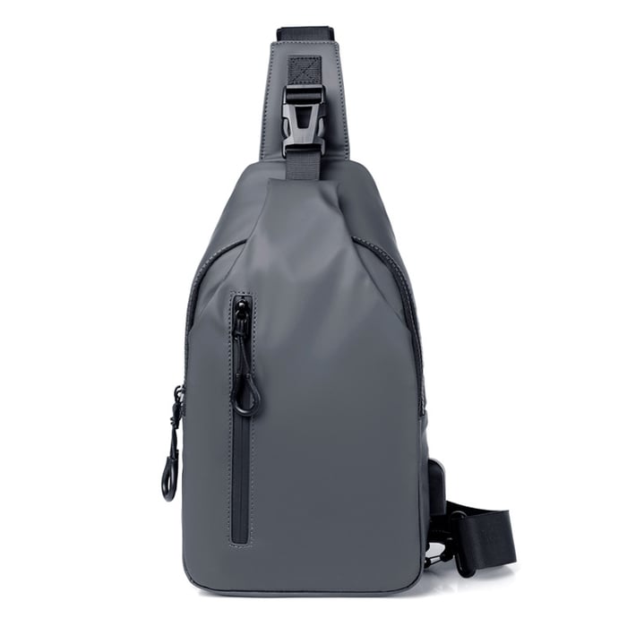 Zaino monospalla impermeabile grigio scuro, design moderno, con cerniera frontale e tracolla regolabile. Ideale per viaggi e uso quotidiano.