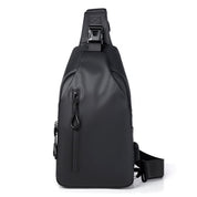 Zaino monospalla nero impermeabile, design moderno, con cerniera frontale e fibbia regolabile. Ideale per viaggi e uso quotidiano.