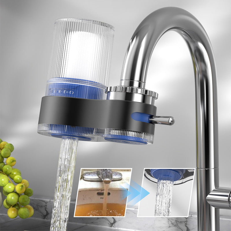 Rubinetto con filtro acqua trasparente e blu, design moderno, installato su lavandino in cucina. Purificatore acqua, riduzione impurità, flusso migliorato.