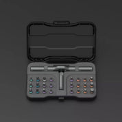 Set di cacciaviti di precisione in custodia nera aperta, con manico ergonomico e punte intercambiabili colorate, ideale per riparazioni elettroniche.