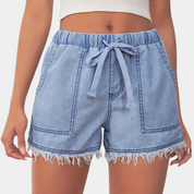 Shorts di jeans da donna con bordo sfrangiato, vita alta elasticizzata e laccio, tasche frontali, perfetti per look casual estivi.