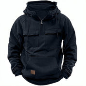 Felpa nera con cappuccio, tasche frontali e cerniera, design casual e sportivo, ideale per abbigliamento autunnale e invernale.