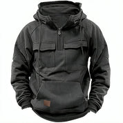 Felpa nera con cappuccio, tasche frontali e zip, design casual e sportivo, ideale per abbigliamento streetwear e moda urbana.