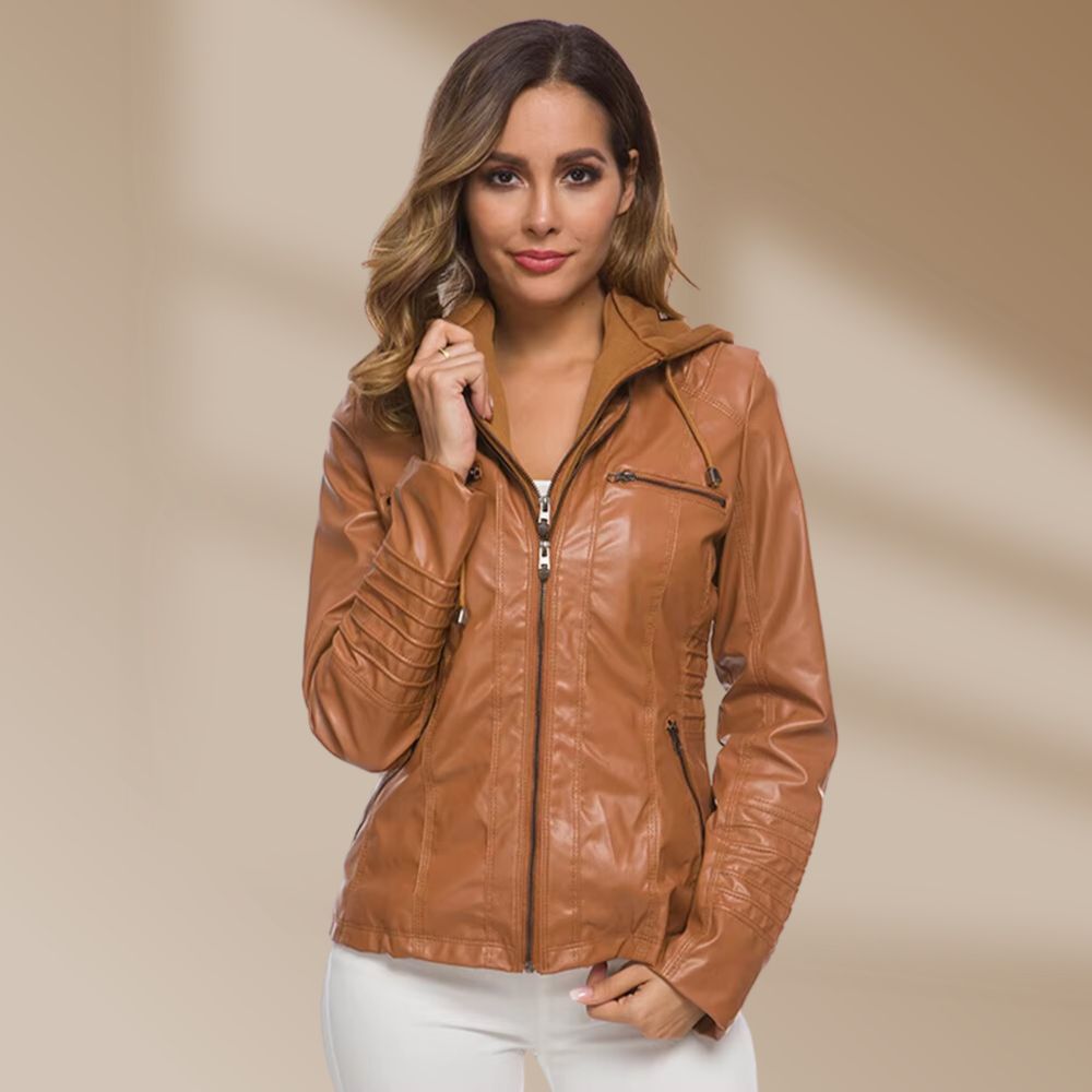 Giacca in pelle marrone da donna con zip frontale, design moderno e dettagli cuciti, indossata da modella. Ideale per look casual ed eleganti.