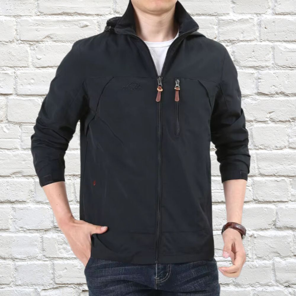 Giacca uomo nera casual, zip frontale, tasche con cerniera, stile moderno, ideale per autunno e primavera. Perfetta per look urbano e quotidiano.
