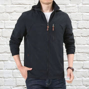 Giacca uomo nera casual, zip frontale, tasche con cerniera, stile moderno, ideale per autunno e primavera. Perfetta per look urbano e quotidiano.
