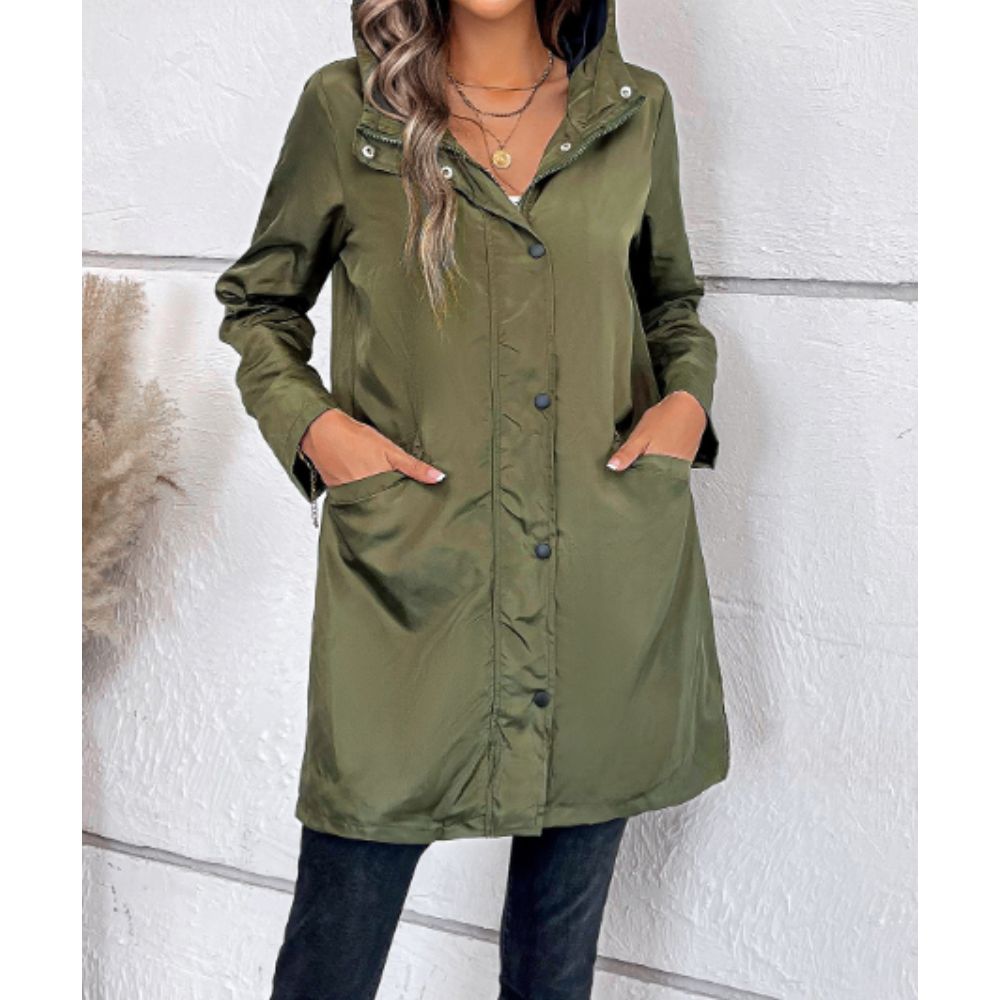 Giacca verde oliva con cappuccio, bottoni frontali, tasche laterali, indossata da donna. Moda autunnale, abbigliamento casual elegante.