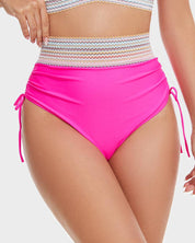 Costume da bagno donna a vita alta rosa acceso con laccetti laterali, design a righe multicolore, moda mare estiva, stile retrò.