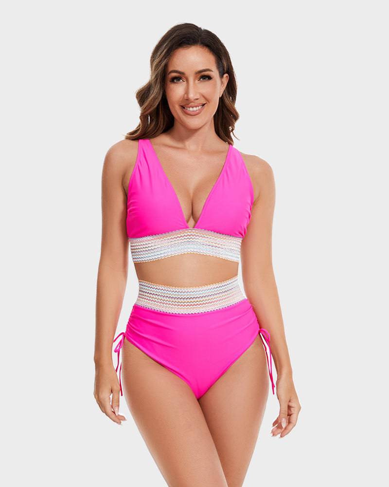 Donna in costume da bagno intero rosa con dettagli in pizzo bianco, design elegante e moderno, perfetto per l'estate e la spiaggia.