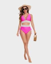Donna in costume da bagno rosa a due pezzi con cappello di paglia e borsa di legno. Moda estiva, abbigliamento mare, stile vacanza.