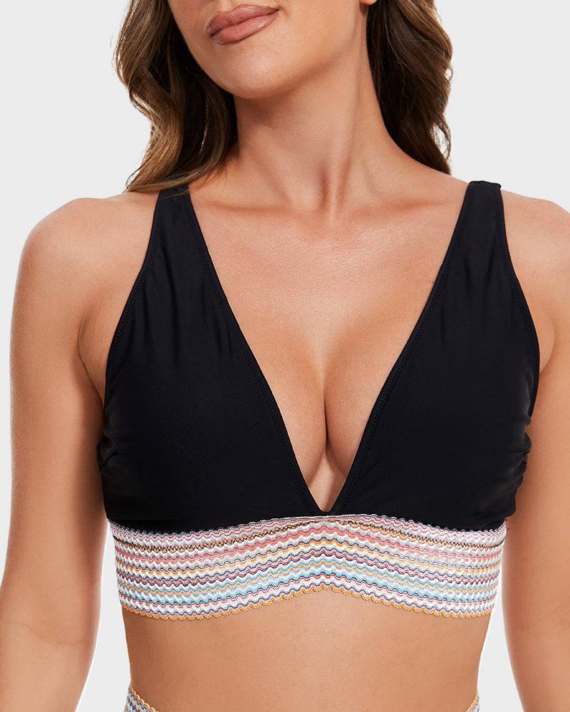 Top bikini nero con scollo a V e fascia multicolore a zigzag. Costume da bagno donna, moda mare, abbigliamento estivo elegante.