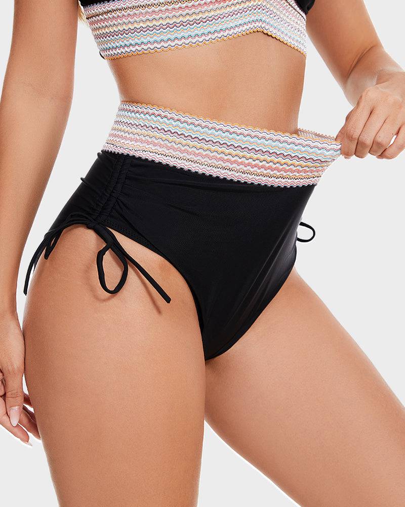 Costume da bagno donna a vita alta nero con dettagli a righe colorate, laccetti laterali regolabili. Moda mare, abbigliamento estivo.