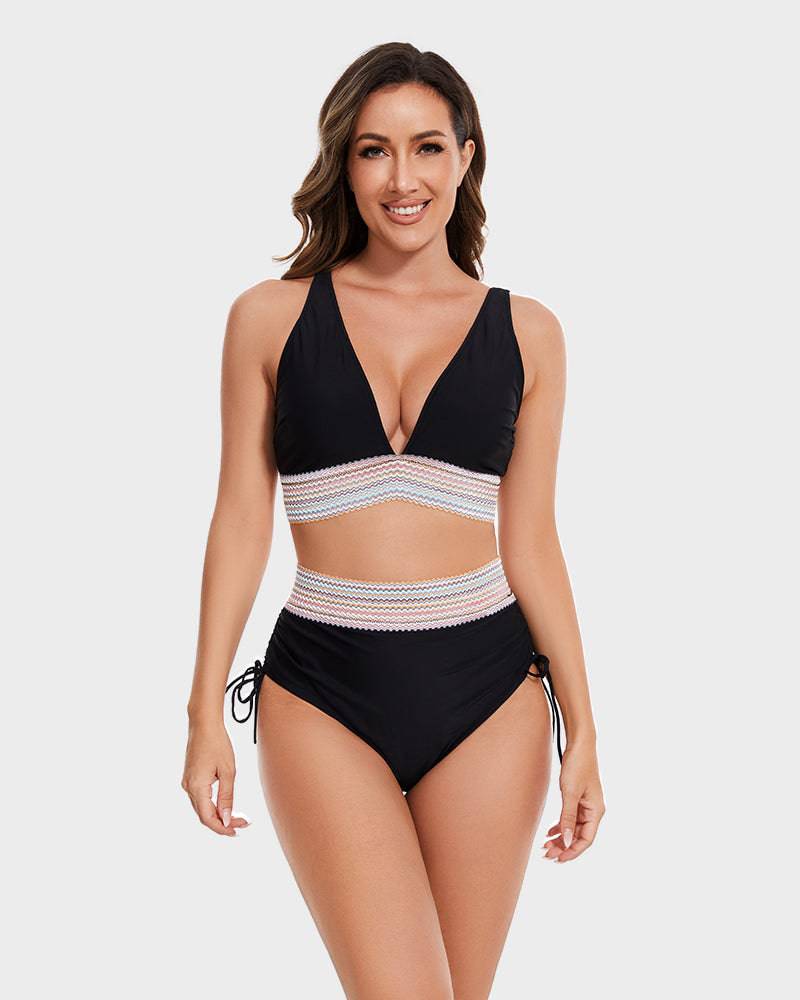 Costume da bagno donna nero a due pezzi, top con scollo a V e dettagli in pizzo, slip a vita alta con laccetti laterali. Moda mare estate.