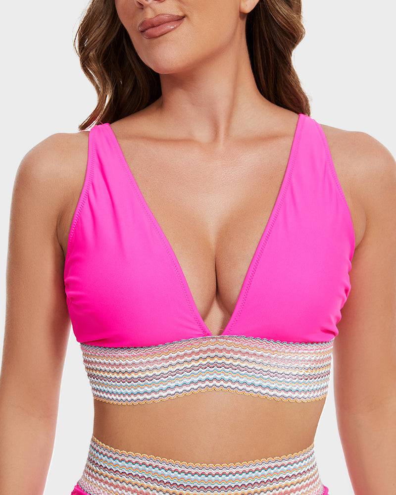 Donna con top bikini rosa acceso, scollo a V, dettagli multicolore. Moda mare, abbigliamento estivo, tendenze costumi da bagno 2023.