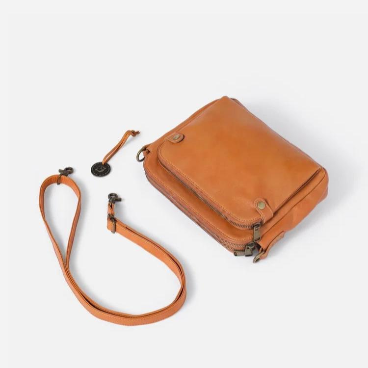 Borsa a tracolla in pelle marrone chiaro con cerniera, tracolla regolabile e logo. Accessorio moda elegante e pratico per uomo e donna.