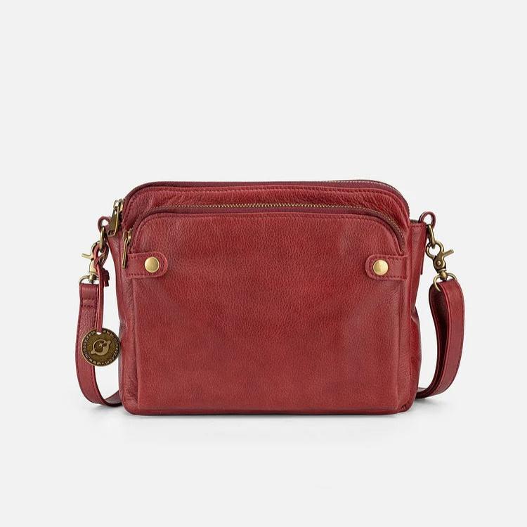 Borsa a tracolla in pelle rossa, design elegante con tasche frontali e chiusura a zip, ideale per moda donna. Accessorio versatile e di tendenza.