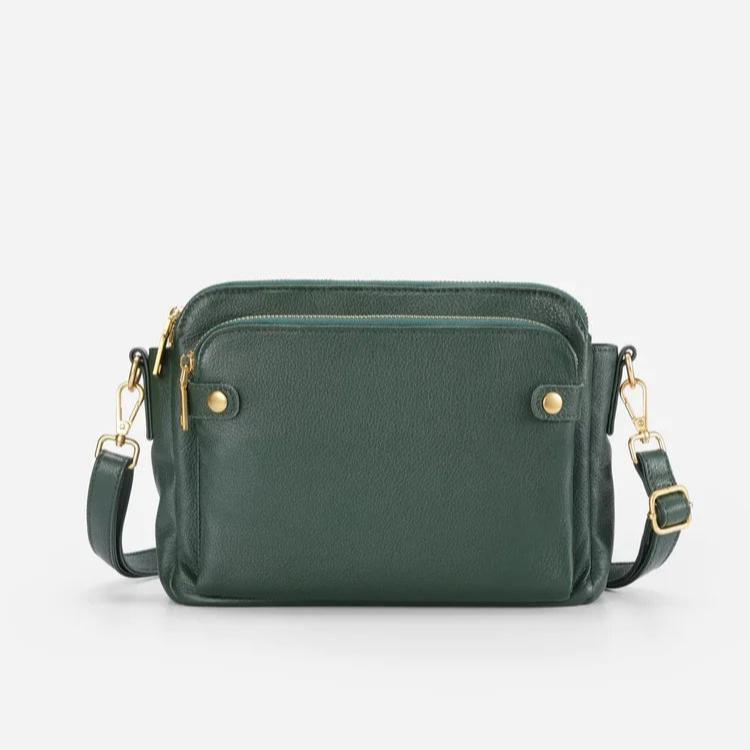Borsa a tracolla verde scuro in pelle, con cerniere dorate e tasche frontali. Design elegante e funzionale, ideale per moda femminile.