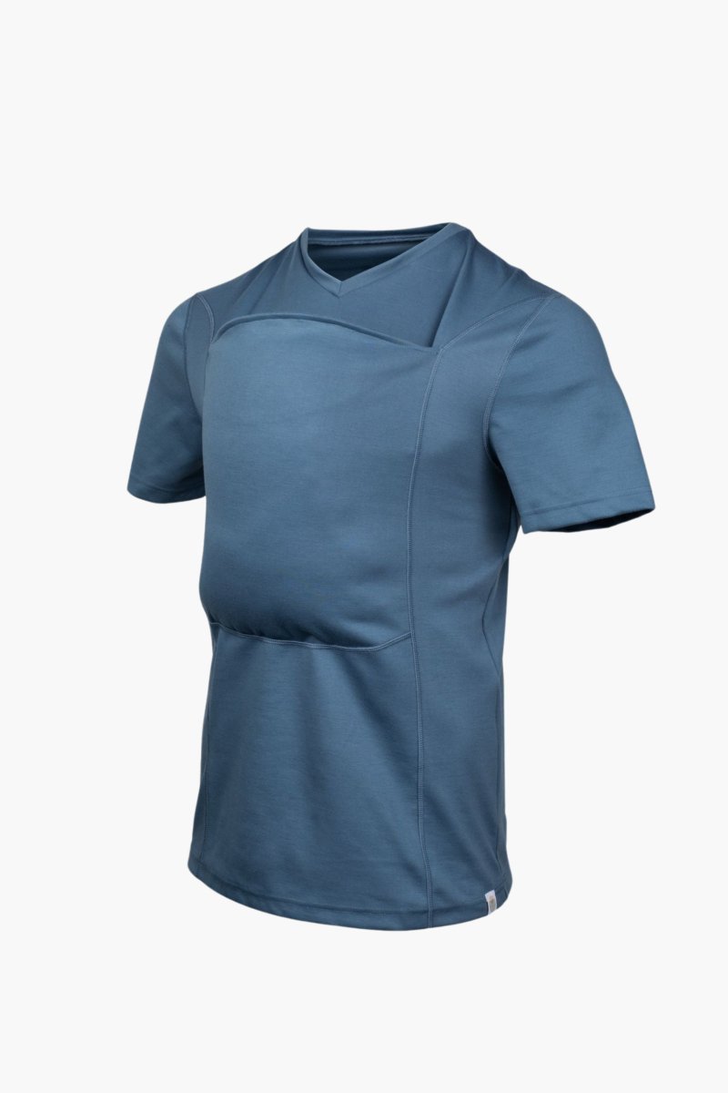 Maglietta sportiva blu da uomo, maniche corte, design moderno, tessuto traspirante, ideale per attività fisica e tempo libero.