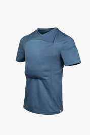 Maglietta sportiva blu da uomo, maniche corte, design moderno, tessuto traspirante, ideale per attività fisica e tempo libero.