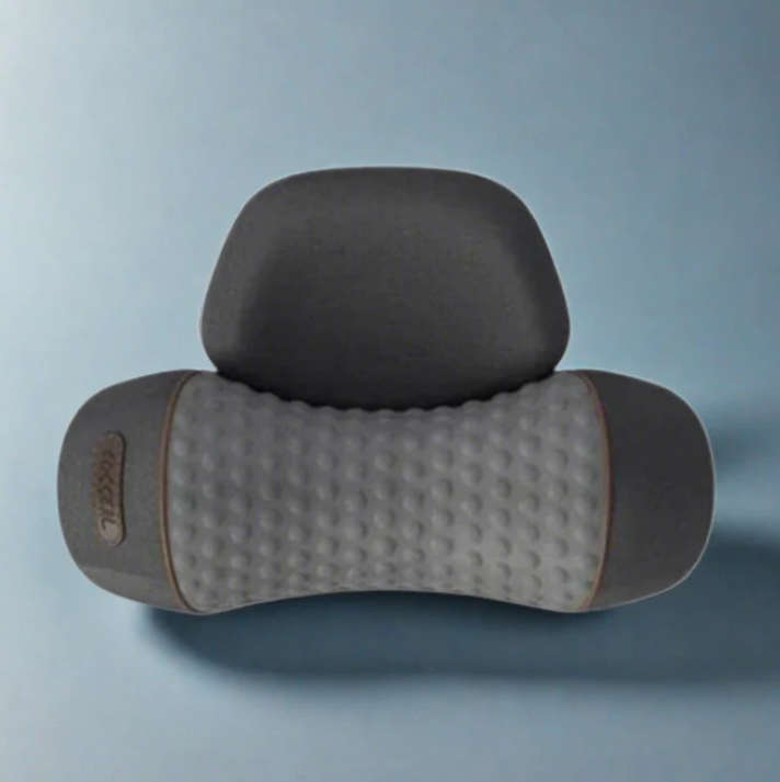 Cuscino massaggiante ergonomico grigio, design compatto, ideale per supporto cervicale e sollievo muscolare. Accessorio benessere casa e ufficio.