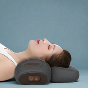 Cuscino massaggiante cervicale elettrico, donna rilassata, design ergonomico, colore grigio, ideale per sollievo dal dolore e relax quotidiano.