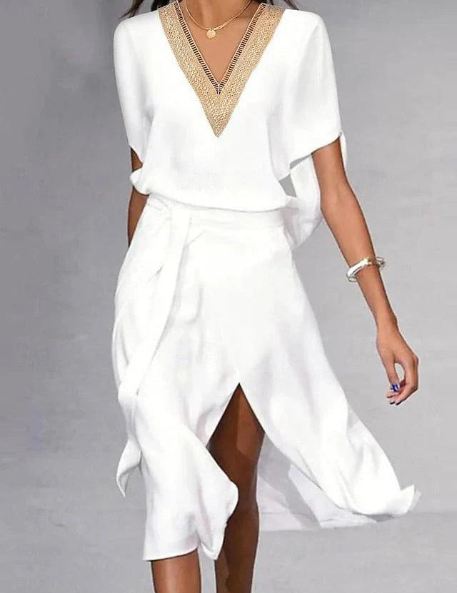 Abito bianco elegante con scollo a V decorato, maniche corte e gonna a portafoglio. Perfetto per eventi estivi e cerimonie. Moda donna chic.
