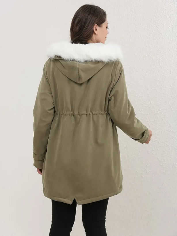 Donna con parka verde oliva, cappuccio con bordo in pelliccia bianca, vista posteriore. Giacca invernale elegante e calda.