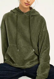 Felpa donna verde oliva a coste, con cappuccio e tasca frontale, stile casual. Perfetta per l'autunno e l'inverno.