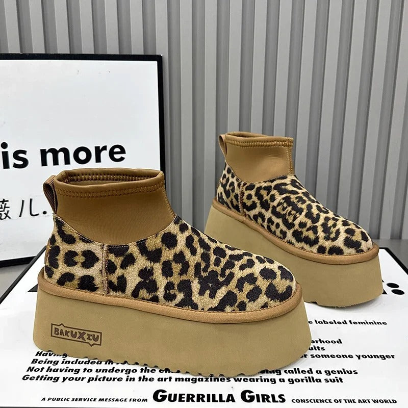 Stivaletti platform leopardati, suola spessa beige, design moderno, moda autunno-inverno, calzature donna trendy, stile casual chic.