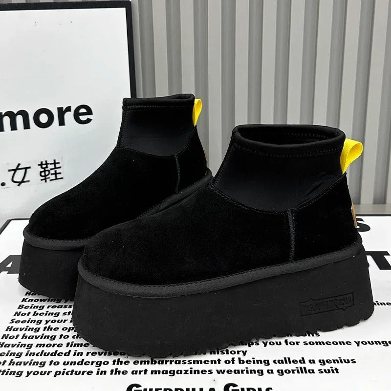 Stivaletti neri con suola platform alta, dettagli gialli sul retro, design moderno e minimalista, perfetti per moda autunno-inverno.