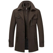 Cappotto uomo invernale marrone, elegante e caldo, con colletto alto e chiusura a bottoni. Ideale per moda maschile e abbigliamento formale.