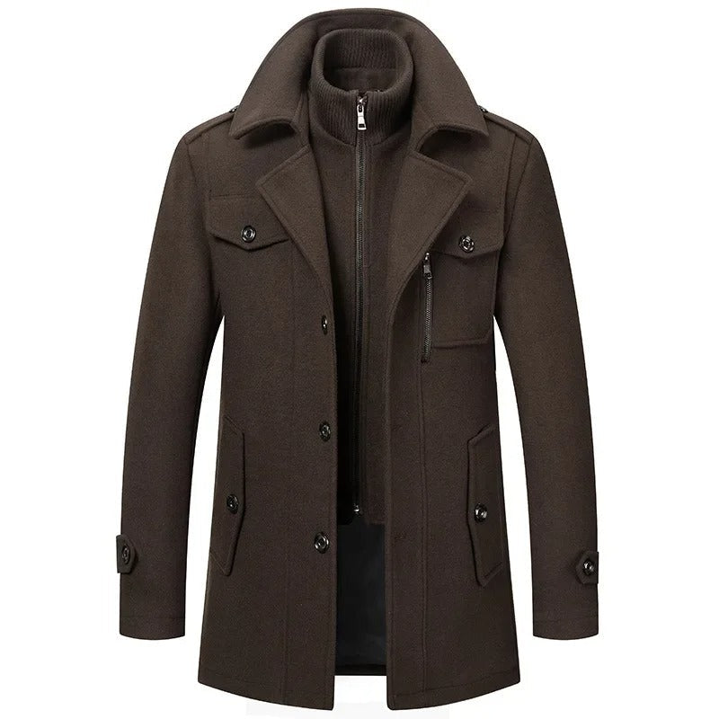 Cappotto uomo invernale marrone, elegante e caldo, con colletto alto e chiusura a bottoni. Ideale per moda maschile e abbigliamento formale.