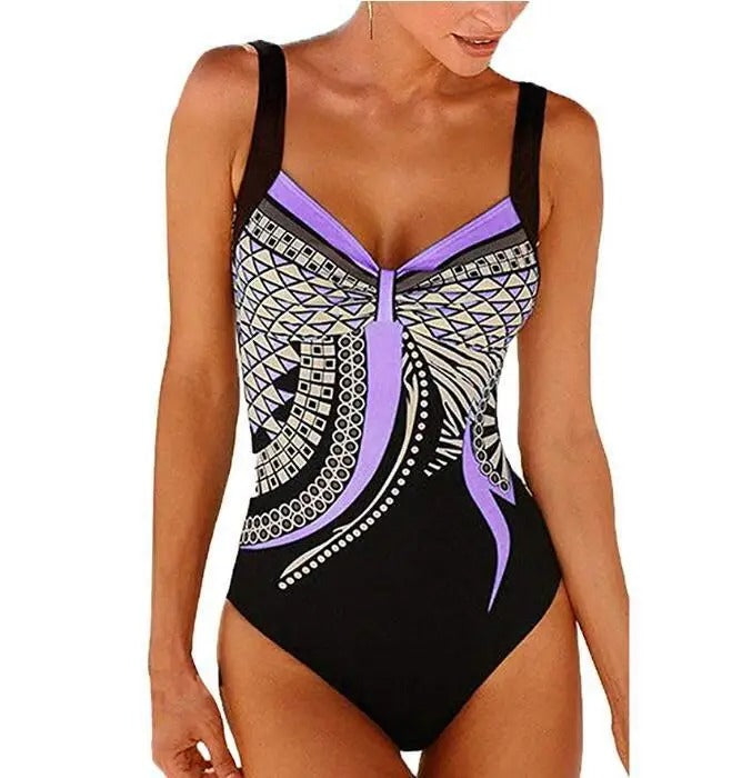 Costume intero donna nero con motivo geometrico viola e bianco, spalline larghe, design elegante. Perfetto per nuoto e spiaggia.