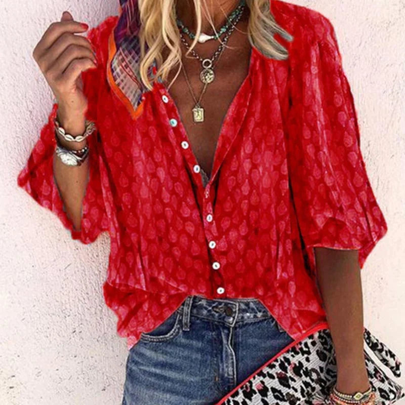 Donna con camicia rossa a fantasia, jeans casual e accessori moda. Look estivo trendy, stile boho chic. Sfondo chiaro, outfit femminile alla moda.