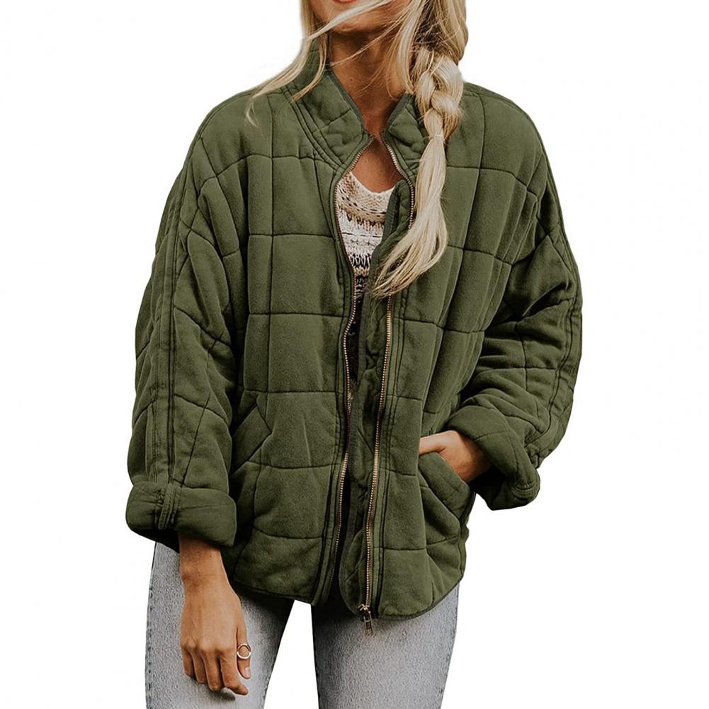 Giacca trapuntata verde oliva da donna, stile casual, con zip frontale e maniche lunghe. Perfetta per l'autunno e l'inverno.